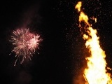 Oheň z vatry závistivě sleduje ohňostrojovou krásu tam nahoře.